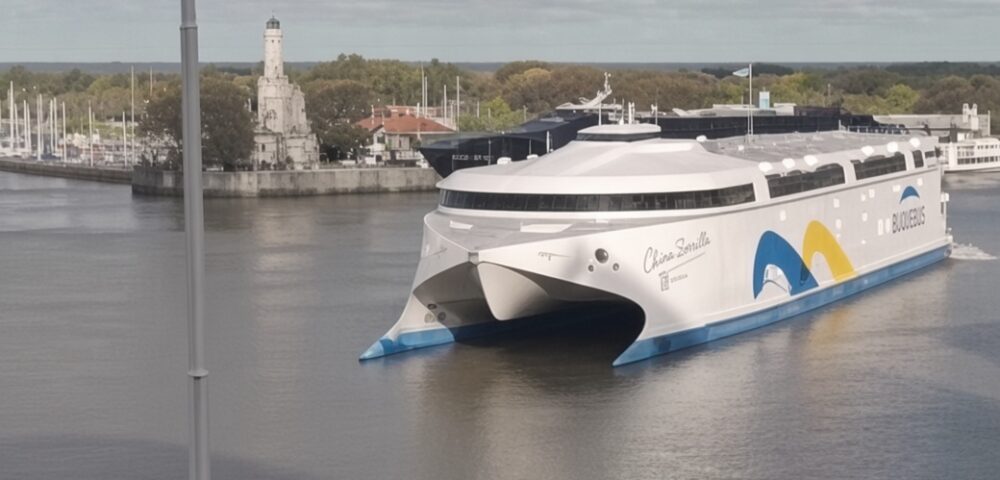 Los ferries eléctricos dejan atrás la etapa de los anuncios<br><span style='font-size:18px;line-height:18px;font-weight:400'>Mientras España avanza con un nuevo corredor marítimo sin emisiones entre Europa y África, el China Zorrilla se prepara para iniciar sus primeros viajes comerciales en el Río de la Plata. Ambos proyectos reflejan una tendencia cada vez más visible: la electrificación comienza a abandonar la fase experimental para ingresar en la operación regular de pasajeros.</span>