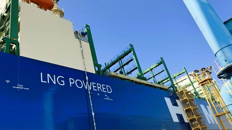 Los armadores apuestan al LNG mientras buscan el combustible del futuro<br><span style='font-size:18px;line-height:18px;font-weight:400'>La cartera mundial de nuevos buques propulsados por gas natural licuado continúa creciendo en un momento en que la industria marítima acelera su búsqueda de alternativas de bajas emisiones. La aparente contradicción revela una realidad más compleja: mientras el sector debate cuál será el combustible dominante del futuro, las decisiones de inversión deben tomarse hoy.</span>
