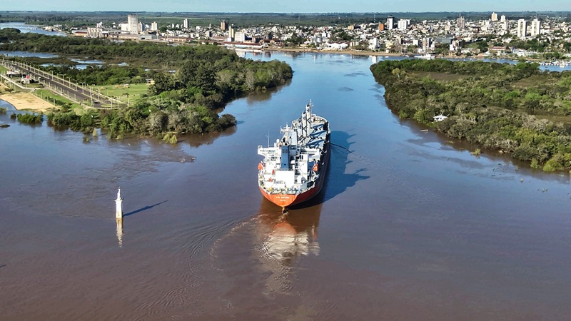 La harina de soja que Europa paga diferente sale desde Concepción del Uruguay<br><span style='font-size:18px;line-height:18px;font-weight:400'>Un nuevo embarque con destino a Dinamarca volvió a poner a Concepción del Uruguay en el centro de una corriente exportadora poco habitual dentro del complejo sojero argentino. Se trata de harina de soja no transgénica, un producto destinado a mercados europeos que demandan trazabilidad, certificaciones específicas y materias primas diferenciadas.</span>