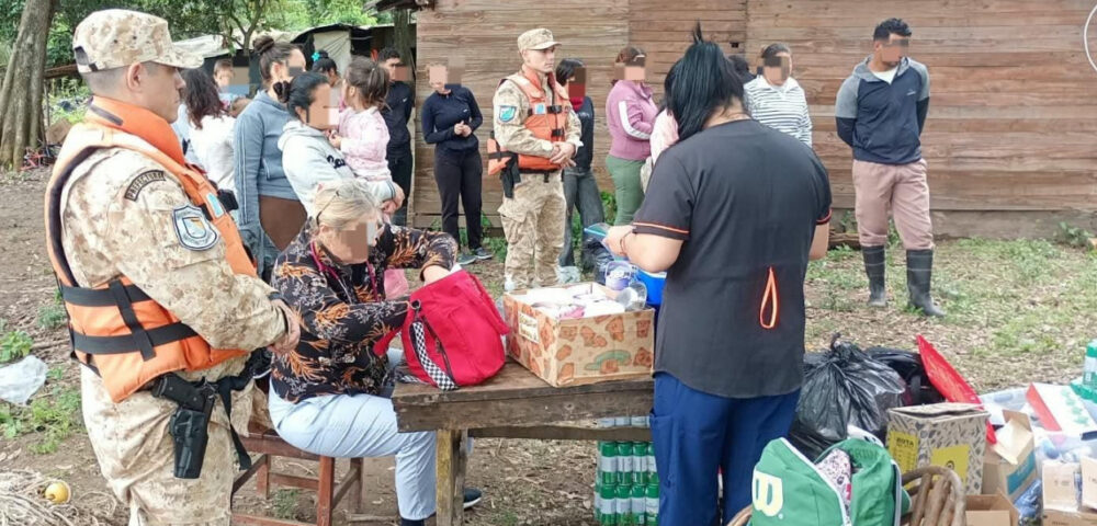Prefectura reforzó la asistencia a comunidades isleñas de Chaco y Corrientes afectadas por la crecida del Paraná<br><span style='font-size:18px;line-height:18px;font-weight:400'>En el marco de las acciones coordinadas para atender a poblaciones ribereñas, la fuerza desplegó operativos de apoyo social, sanitario y logístico en zonas insulares de Chaco y Corrientes, donde las dificultades de acceso se profundizan por la creciente del río Paraná.</span>