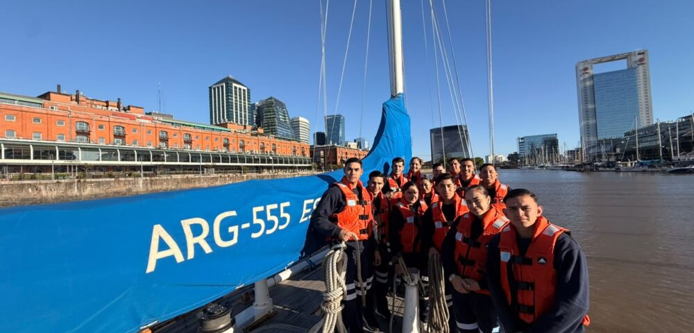 Por qué los futuros oficiales de Prefectura siguen navegando a vela en la era digital<br><span style='font-size:18px;line-height:18px;font-weight:400'>Trece alumnos de la Escuela de Oficiales de la Prefectura Naval Argentina completaron una travesía de más de 13 horas a bordo del yate Esperanza. La experiencia pone en perspectiva la vigencia de las habilidades tradicionales de navegación en una época dominada por sistemas digitales, automatización y asistencia electrónica a bordo.</span>