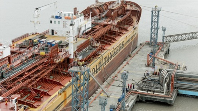 Los puertos ya no compiten solo por la carga: ahora compiten por el combustible<br><span style='font-size:18px;line-height:18px;font-weight:400'>India avanza con la construcción de su primera planta portuaria de e-metanol en Kandla. El proyecto busca abastecer buques que operan en rutas internacionales y refleja cómo los combustibles alternativos empiezan a convertirse en un nuevo factor de competitividad para los puertos.</span>