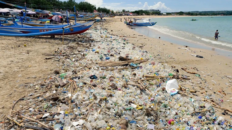 La contaminación marina ya no reconoce fronteras<br><span style='font-size:18px;line-height:18px;font-weight:400'>Un estudio de The Ocean Cleanup advierte que la cantidad de plástico procedente del extranjero que llega a las costas australianas podría duplicarse hacia 2050. El fenómeno expone cómo las corrientes oceánicas convierten la contaminación marina en un problema global.</span>