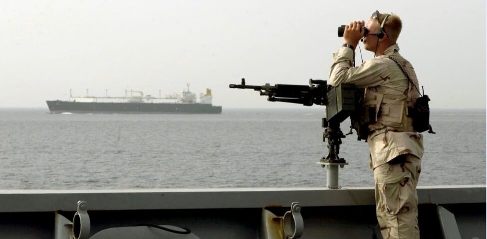 Navegar seguro: el desafío silencioso del comercio marítimo<br><span style='font-size:18px;line-height:18px;font-weight:400'>La protección de los buques mercantes se ha convertido en una parte habitual de la operación marítima. Los recientes ataques en rutas estratégicas muestran que la seguridad sigue siendo un factor central.</span>